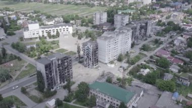 Bu stok videosu Ukrayna 'daki savaşı gösteriyor. Borodyanka' da harap olmuş bir bina. Gri, renksiz, düz.