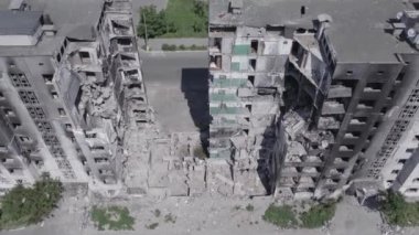 Bu stok videosu Ukrayna 'daki savaşı gösteriyor. Borodyanka' da harap olmuş bir bina. Gri, renksiz, düz.