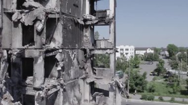 Bu stok videosu Ukrayna 'daki savaşı gösteriyor. Borodyanka' da harap olmuş bir bina. Gri, renksiz, düz.