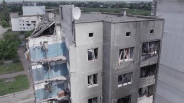 Bu stok videosu Ukrayna 'daki savaşı gösteriyor. Borodyanka' da harap olmuş bir bina. Gri, renksiz, düz.