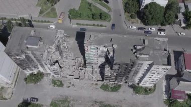 Bu stok videosu Ukrayna 'daki savaşı gösteriyor. Borodyanka' da harap olmuş bir bina. Gri, renksiz, düz.