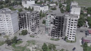 Bu stok videosu Ukrayna 'daki savaşı gösteriyor. Borodyanka' da harap olmuş bir bina. Gri, renksiz, düz.