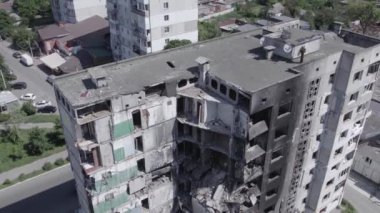 Bu stok videosu Ukrayna 'daki savaşı gösteriyor. Borodyanka' da harap olmuş bir bina. Gri, renksiz, düz.