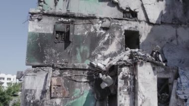 Bu stok videosu Ukrayna 'daki savaşı gösteriyor. Borodyanka' da harap olmuş bir bina. Gri, renksiz, düz.