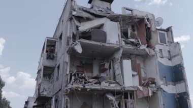 Bu stok videosu Ukrayna 'daki savaşı gösteriyor. Borodyanka' da harap olmuş bir bina. Gri, renksiz, düz.