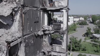 Bu stok videosu Ukrayna 'daki savaşı gösteriyor. Borodyanka' da harap olmuş bir bina. Gri, renksiz, düz.