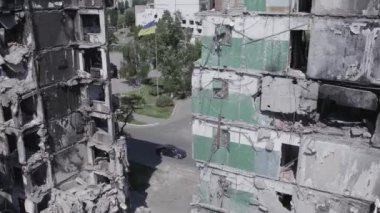 Bu stok videosu Ukrayna 'daki savaşı gösteriyor. Borodyanka' da harap olmuş bir bina. Gri, renksiz, düz.