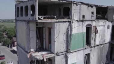 Bu stok videosu Ukrayna 'daki savaşı gösteriyor. Borodyanka' da harap olmuş bir bina. Gri, renksiz, düz.