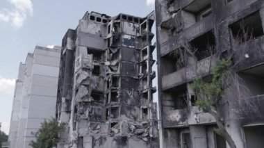 Bu stok videosu Ukrayna 'daki savaşı gösteriyor. Borodyanka' da harap olmuş bir bina. Gri, renksiz, düz.