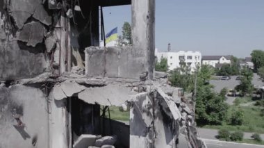Bu stok videosu Ukrayna 'daki savaşı gösteriyor. Borodyanka' da harap olmuş bir bina. Gri, renksiz, düz.