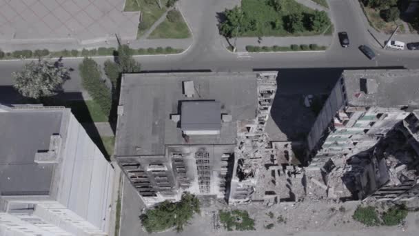 このストックビデオは ウクライナでの戦争を示しています ボロディアンカの破壊された住宅ビル グレー 色なし フラット — ストック動画