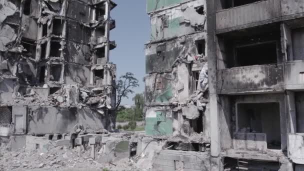 このストックビデオは ウクライナでの戦争を示しています ボロディアンカの破壊された住宅ビル グレー 色なし フラット — ストック動画