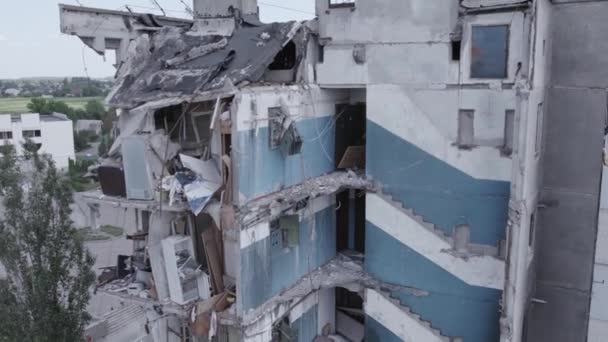Stock Videó Mutatja Háború Ukrajnában Egy Lerombolt Lakóépület Borodyanka Szürke — Stock videók