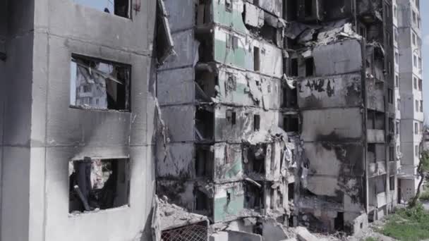 Denna Video Visar Kriget Ukraina Förstörd Bostadshus Borodyanka Grå Ingen — Stockvideo