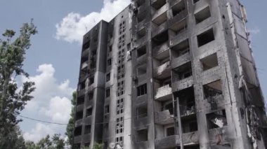 Bu stok videosu Ukrayna 'daki savaşı gösteriyor. Borodyanka' da harap olmuş bir bina. Gri, renksiz, düz.