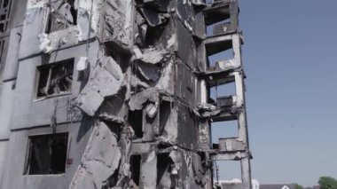 Bu stok videosu Ukrayna 'daki savaşı gösteriyor. Borodyanka' da harap olmuş bir bina. Gri, renksiz, düz.