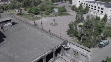 Bu stok videosu Ukrayna 'daki savaşı gösteriyor. Borodyanka' da harap olmuş bir bina. Gri, renksiz, düz.