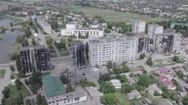 Bu stok videosu Ukrayna 'daki savaşı gösteriyor. Borodyanka' da harap olmuş bir bina. Gri, renksiz, düz.