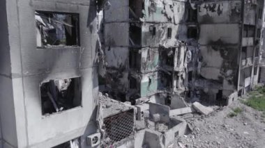 Bu stok videosu Ukrayna 'daki savaşı gösteriyor. Borodyanka' da harap olmuş bir bina. Gri, renksiz, düz.