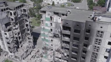 Bu stok videosu Ukrayna 'daki savaşı gösteriyor. Borodyanka' da harap olmuş bir bina. Gri, renksiz, düz.
