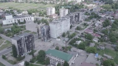 Bu stok videosu Ukrayna 'daki savaşı gösteriyor. Borodyanka' da harap olmuş bir bina. Gri, renksiz, düz.