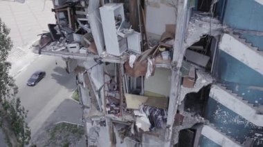 Bu stok videosu Ukrayna 'daki savaşı gösteriyor. Borodyanka' da harap olmuş bir bina. Gri, renksiz, düz.