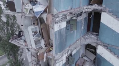 Bu stok videosu Ukrayna 'daki savaşı gösteriyor. Borodyanka' da harap olmuş bir bina. Gri, renksiz, düz.