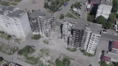 Bu stok videosu Ukrayna 'daki savaşı gösteriyor. Borodyanka' da harap olmuş bir bina. Gri, renksiz, düz.