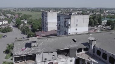 Bu stok videosu Ukrayna 'daki savaşı gösteriyor. Borodyanka' da harap olmuş bir bina. Gri, renksiz, düz.