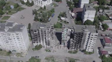 Bu stok videosu Ukrayna 'daki savaşı gösteriyor. Borodyanka' da harap olmuş bir bina. Gri, renksiz, düz.