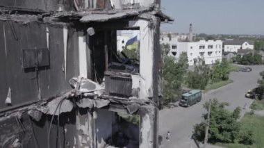 Bu stok videosu Ukrayna 'daki savaşı gösteriyor. Borodyanka' da harap olmuş bir bina. Gri, renksiz, düz.