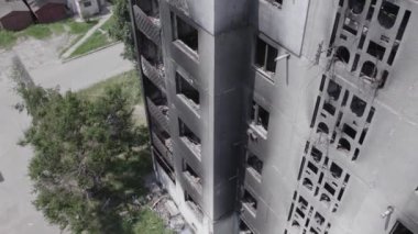 Bu stok videosu Ukrayna 'daki savaşı gösteriyor. Borodyanka' da harap olmuş bir bina. Gri, renksiz, düz.