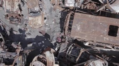 Bu video Ukrayna 'daki savaşın sonucunu gösteriyor. Yakılmış ve vurulmuş arabalar, gri, renksiz, düz.