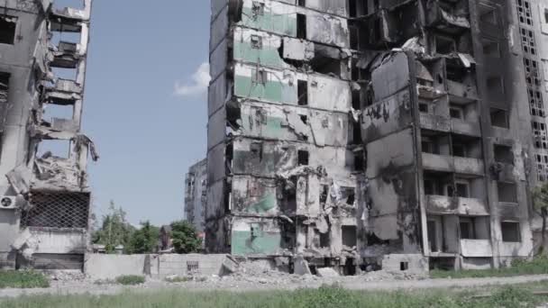 Denna Video Visar Kriget Ukraina Förstörd Bostadshus Borodyanka Grå Ingen — Stockvideo