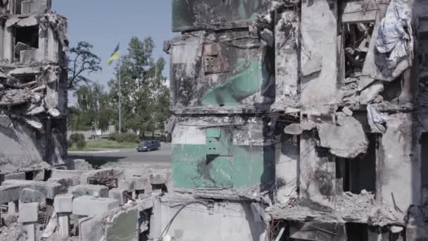 Stock Videó Mutatja Háború Ukrajnában Egy Lerombolt Lakóépület Borodyanka Szürke — Stock videók