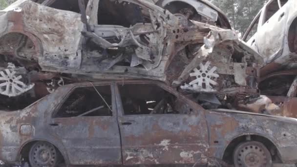 Stock Videó Mutatja Háború Utóhatásait Ukrajnában Égett Lőtt Autók Szürke — Stock videók
