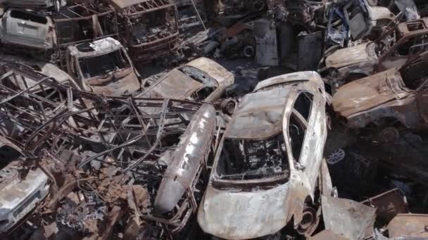 このストックビデオは ウクライナでの戦争の余波を示しています 焼かれ 撃たれた車 グレー フラット — ストック動画