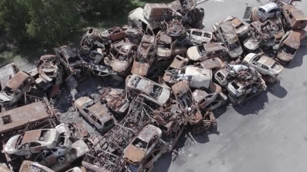 このストックビデオは ウクライナでの戦争の余波を示しています 焼かれ 撃たれた車 グレー フラット — ストック動画