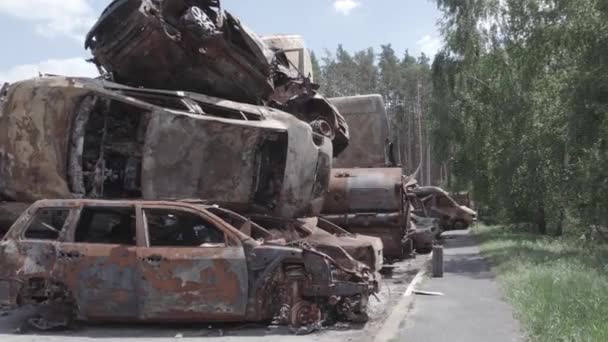Відео Показує Наслідки Війни Україні Спалені Зняті Автомобілі Сірі Кольору — стокове відео