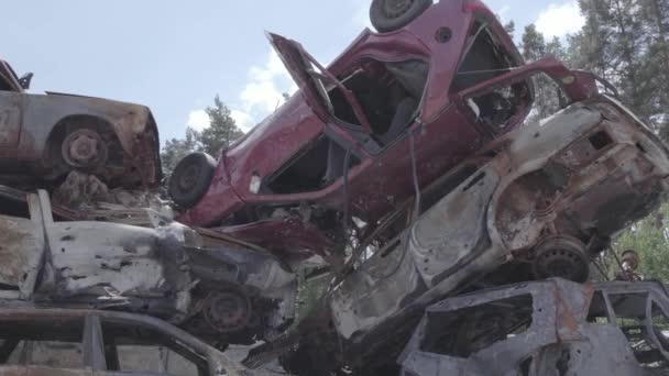 这段视频展示了乌克兰战争的后果 燃烧和射击的汽车 没有颜色 — 图库视频影像