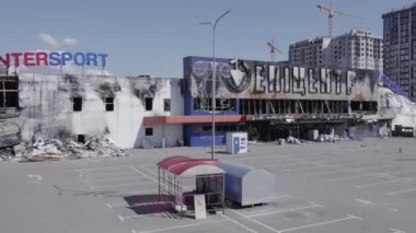 Bu video savaş sırasında Bucha, Ukrayna 'da bir alışveriş merkezinin yıkılmış halini gösteriyor. Gri, renksiz, düz.
