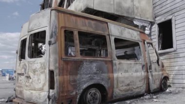 Bu video savaş sırasında Bucha, Ukrayna 'da bir alışveriş merkezinin yıkılmış halini gösteriyor. Gri, renksiz, düz.