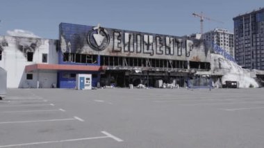 Bu video savaş sırasında Bucha, Ukrayna 'da bir alışveriş merkezinin yıkılmış halini gösteriyor. Gri, renksiz, düz.