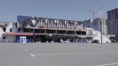 Bu video savaş sırasında Bucha, Ukrayna 'da bir alışveriş merkezinin yıkılmış halini gösteriyor. Gri, renksiz, düz.