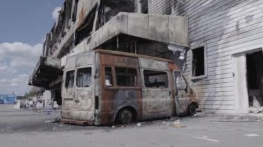 Bu video savaş sırasında Bucha, Ukrayna 'da bir alışveriş merkezinin yıkılmış halini gösteriyor. Gri, renksiz, düz.