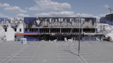 Bu video savaş sırasında Bucha, Ukrayna 'da bir alışveriş merkezinin yıkılmış halini gösteriyor. Gri, renksiz, düz.