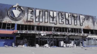 Bu video savaş sırasında Bucha, Ukrayna 'da bir alışveriş merkezinin yıkılmış halini gösteriyor. Gri, renksiz, düz.