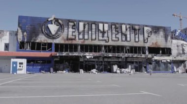 Bu video savaş sırasında Bucha, Ukrayna 'da bir alışveriş merkezinin yıkılmış halini gösteriyor. Gri, renksiz, düz.