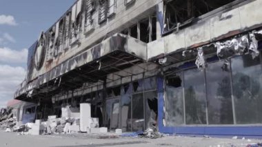Bu video savaş sırasında Bucha, Ukrayna 'da bir alışveriş merkezinin yıkılmış halini gösteriyor. Gri, renksiz, düz.