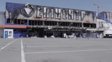 Bu video savaş sırasında Bucha, Ukrayna 'da bir alışveriş merkezinin yıkılmış halini gösteriyor. Gri, renksiz, düz.